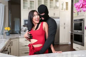 Nịnh mãi vợ bạn mới cho địt